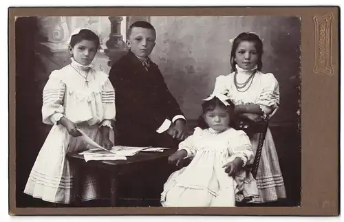 Fotografie Hugo Heider, Marktredwitz, Portrait Kinderquartett in hübschen Kleidern