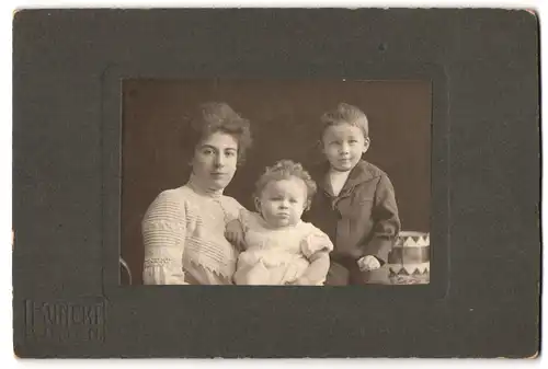 Fotografie unbekannter Fotograf und Ort, Portrait Mutter mit ihren beiden niedlichen Kindern
