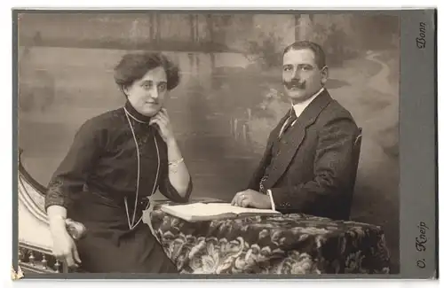 Fotografie O. Kneip, Bonn, Portrait Ehepaar vor einer idyllischen Landschaft porträtiert