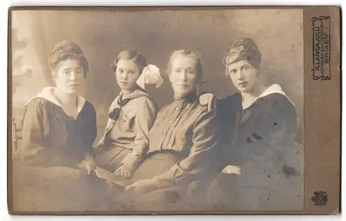 Fotografie Rudolf Largajolli, Brixen, Adlerbrückenstr. 5, Portrait Mutter mit ihren Töchtern