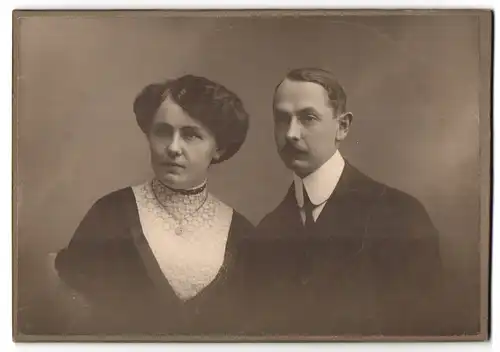 Fotografie unbekannter Fotograf und Ort, Portrait adrett gekleidetes Ehepaar
