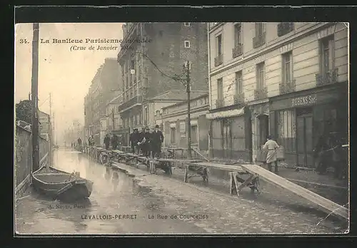 AK Levallois-Perret, La Banlieue Parisienne inondée 1910, La Rue de Courcelles, Hochwasser