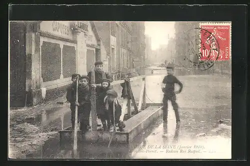 AK Levallois-Perret, La Crue de la Seine 1910, Radeau Rue Raspail, Hochwasser