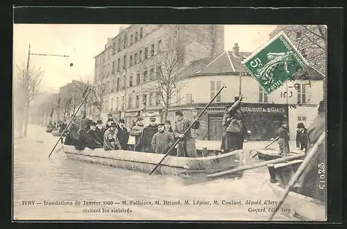 AK Ivry, Inondations de Janvier 1910, M. Fallières, Briand, Lépine député d`Ivry visitant les sinistrés, Hochwasser