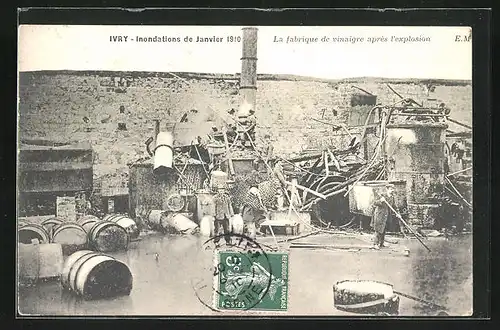 AK Ivry, Inondations de Janvier 1910, La fabrique de vinaigre après l`explosion, Hochwasser