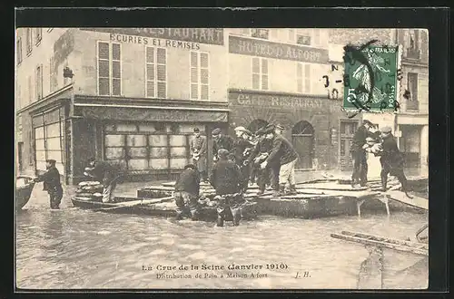AK Maisons-Alfort, La Crue de la Seine 1910, Distribution de Pain, Hochwasser