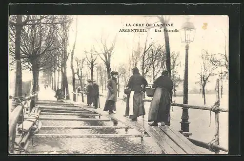 AK Argenteuil, Crue de la Seine, Une Passerelle, Hochwasser