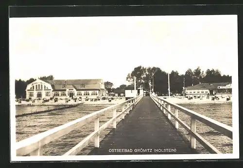 AK Grömitz / Holstein, Strandhalle und Brücke