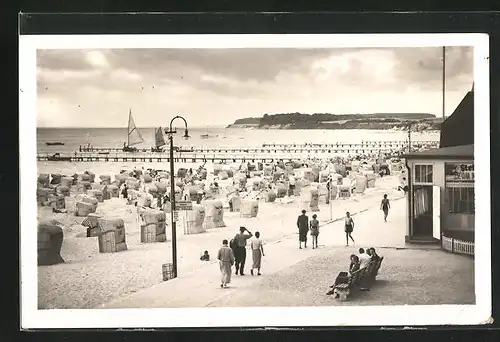 AK Grömitz, Gasthaus und Strand mit Segelbooten