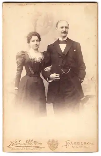 Fotografie F. Schönebeck, Harburg a / E., Seilerstrasse 8, Portrait bürgerliches Paar in hübscher Kleidung
