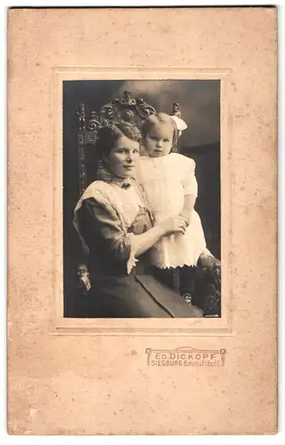 Fotografie Ed. Dickopf, Siegburg, Bahnhofstrasse 15, Portrait bürgerliche Dame mit kleinem Mädchen an der Hand