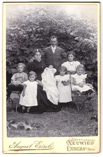 Fotografie August Eisele, Neuwied, Portrait bürgerliches Paar mit fünf Kindern und einem Baby