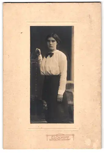 Fotografie Ed. Dickopf, Siegburg, Bahnhofstrasse, Portrait junge Dame in weisser Bluse und Rock