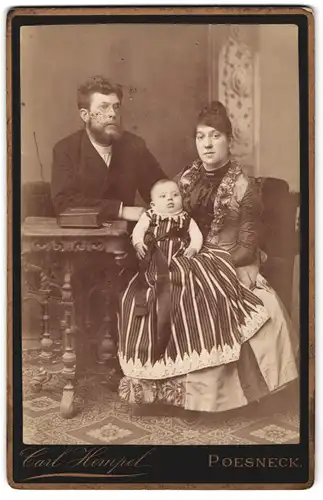 Fotografie Carl Hempel, Poesneck, Oberer Graben 428, Portrait bürgerliches Paar mit Baby am Tisch
