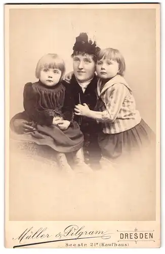 Fotografie Müller & Pilgram, Dresden, See-Strasse 21, Portrait bürgerliche Dame mit zwei kleinen Mädchen