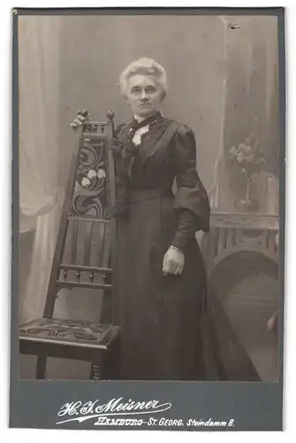 Fotografie H. J. Meisner, Hamburg-St. Georg, Steindamm 8, Portrait ältere Dame im schwarzen Kleid