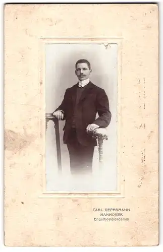 Fotografie Carl Oppermann, Hannover, Engelbostelerdamm, Portrait junger Mann in eleganter Kleidung