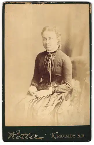 Fotografie Rettie, Kirkcaldy / N.-B, Portrait junge Dame in zeitgenössischer Kleidung