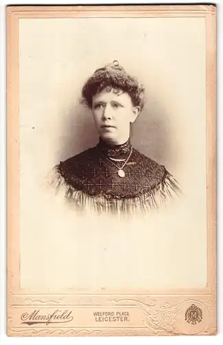 Fotografie Mansfield, Leicester, Welford Place, Portrait bürgerliche Dame mit Medaillon