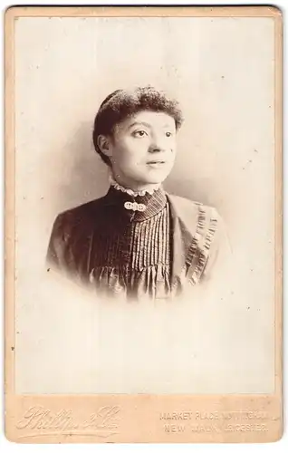 Fotografie Phillips & Co., Leicester, New Walk, Portrait junge Dame mit Kragenbrosche