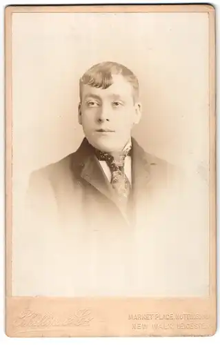 Fotografie Phillips & Co., Leicester, New Walk, Portrait junger Mann mit zeitgenössischer Frisur