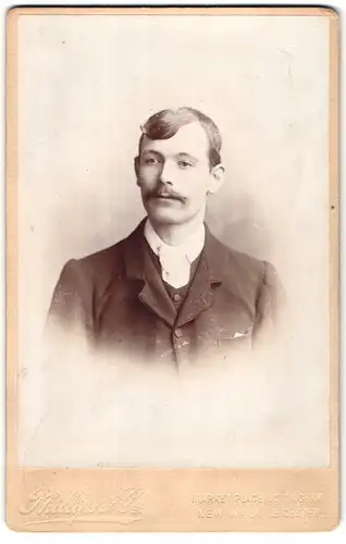 Fotografie Phillips & Co., Leicester, New Walk, Portrait modisch gekleideter Herr mit Schnurrbart