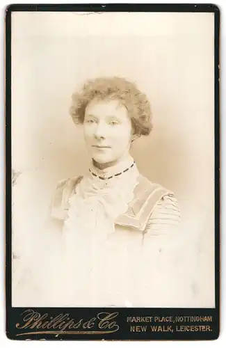 Fotografie Phillips & Co., Leicester, New Walk, Portrait junge Dame im modischen Kleid