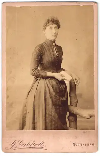 Fotografie G. Caldwell, Nottingham, Carrington Street, Portrait bürgerliche Dame im hübschen Kleid
