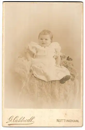 Fotografie G. Caldwell, Nottingham, 95 & 97, Carrington Street, Portrait niedliches Kleinkind im weissen Kleid