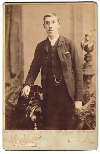 Fotografie G. Caldwell, Nottingham, Portrait junger Mann in zeitgenössischer Kleidung