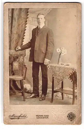Fotografie Mansfield, Leicester, Welford Place, Portrait junger Mann in modischer Kleidung