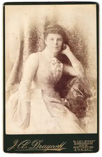 Fotografie J. A. Draycott, Birmingham, 82, New Street, Portrait junge Dame im hübschen Kleid