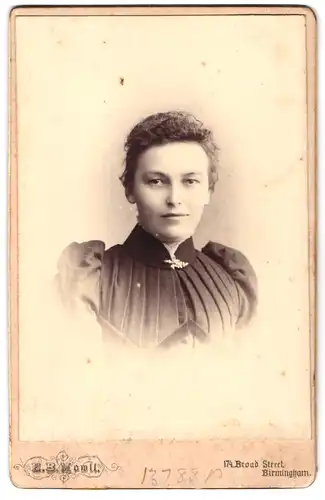 Fotografie E. B. Mowll, Birmingham, 174 Broad St., Portrait junge Dame im modischen Kleid
