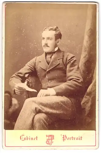 Fotografie John Fergus, Largs, Cabinet-Portrait stattlicher Herr in modischer Kleidung
