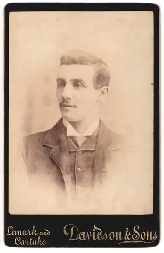 Fotografie Davidson & Sons, Lanark, Portrait junger Mann in modischer Kleidung