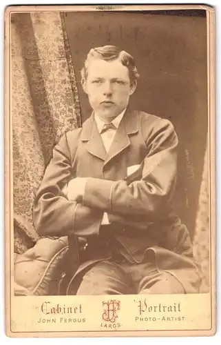 Fotografie John Fergus, Largs, Cabinet-Portrait junger Mann in Anzugjacke mit verschränkten Armen
