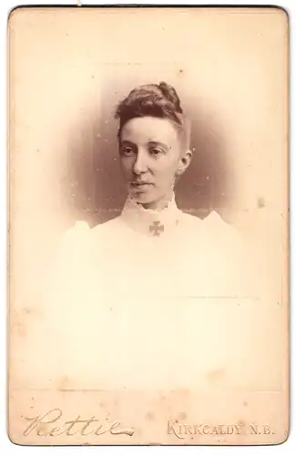 Fotografie Rettie, Kirkcaldy / N.-B., Portrait bürgerliche Dame mit hochgestecktem Haar