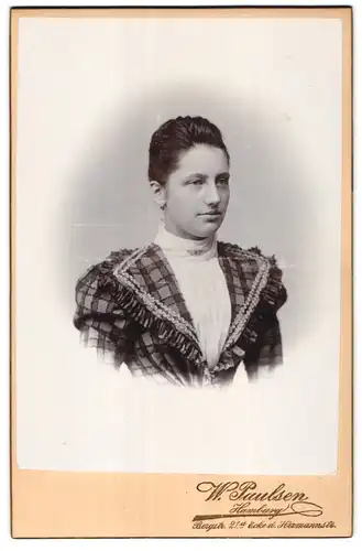 Fotografie W. Paulsen, Hamburg, Bergstrsse 21a, Portrait junge Dame im karierten Kleid