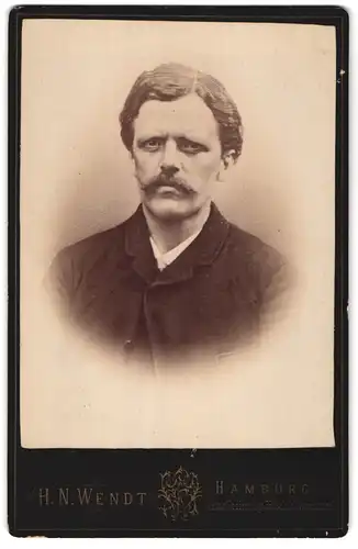 Fotografie H. N. Wendt, Hamburg, Alter Steinweg 26, Portrait modisch gekleideter Herr mit Schnurrbart