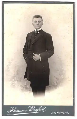 Fotografie Hermann Herzfeld, Dresden, Portrait junger Mann in eleganter Kleidung