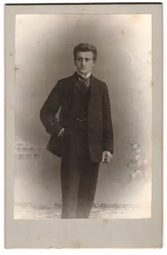 Fotografie unbekannter Fotograf und Ort, Portrait junger Mann im Anzug mit Krawatte