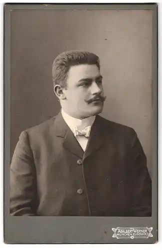 Fotografie Adalbert Werner, München, Elisenstrasse 7, Portrait eleganter Herr mit Oberlippenbart