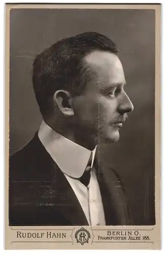 Fotografie Rudolf Hahn, Berlin-O, Frankfruter Allee 188, Portrait eleganter Herr mit Oberlippenbart