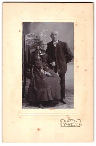 Fotografie B. Boden, Zittau, Juststrasse, Portrait älteres Paar in zeitgenössischer Kleidung