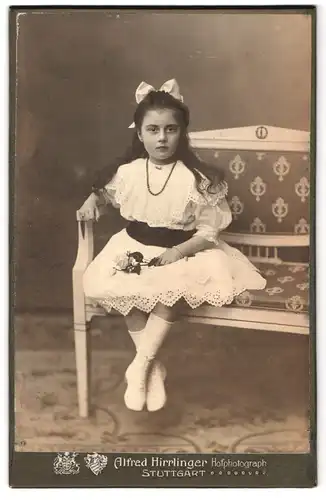Fotografie Alfred Hirrlinger, Stuttgart, Gartenstrasse 9, Portrait kleines Mädchen im weissen Kleid