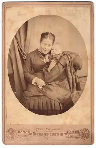 Fotografie Richard Loewie, Hanau, Nussallee 14, Portrait bürgerliche Dame mit Kleinkind im Arm