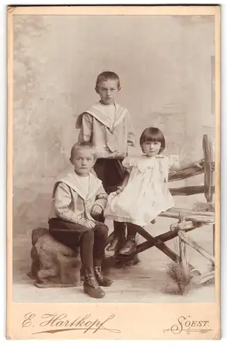 Fotografie E. Hartkopf, Soest, Portrait zwei Jungen in Matrosenanzügen mit einem Mädchen