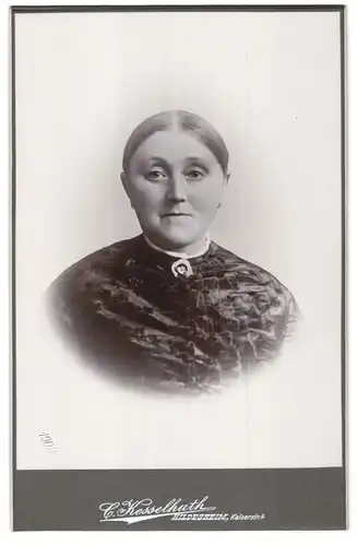 Fotografie C. Kesselhuth, Hildesheim, Kaiserstrasse 4, Portrait bürgerliche Dame mit zurückgebundenem Haar