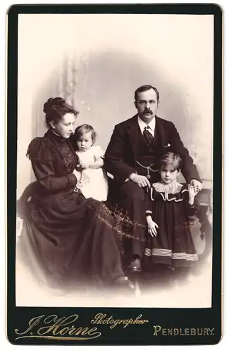 Fotografie J. Horne, Pendlebury, Portrait bürgerliches Paar mit Tochter und Kleinkind