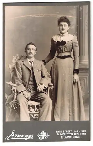 Fotografie Jennings, Blackburn, Lord Street, Portrait junges Paar in modischer Kleidung